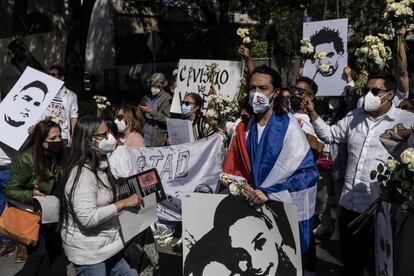 Opositores del Gobierno de Cuba se han congregado en la Embajada cubana en Ciudad de México para mostrar su apoyo y a la jornada del 15 de noviembre.