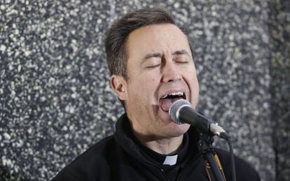 El sacerdote Alberto Raposo durante un ensayo de su grupo.