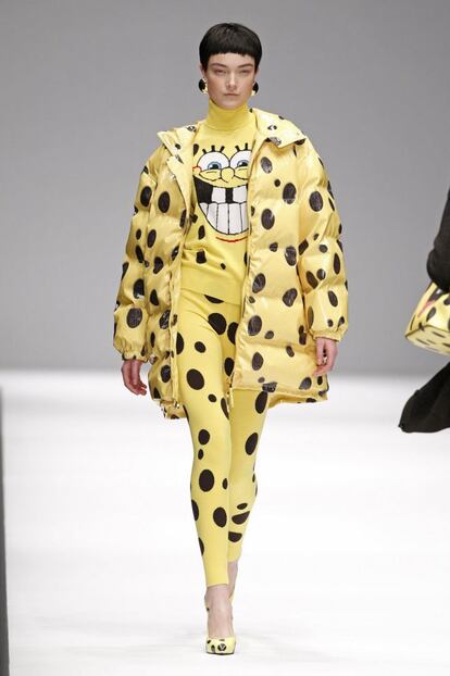 Desfile de debut de Jeremy Scott en Moschino para el próximo otoño, con prendas inspiradas en el personaje de animación.