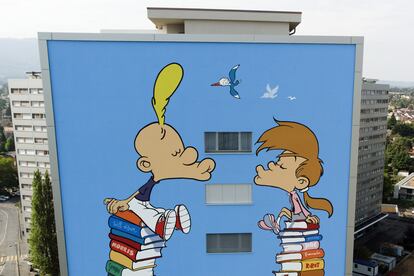 Un mural gigante con los personajes de dibujos animados Titeuf y Nadia, en la pared de un bloque de apartamentos de Lancy (Suiza). La imagen está tomada este miércoles.