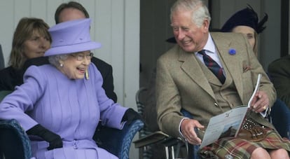 La reina Isabel II y el príncipe Carlos, en 2016.