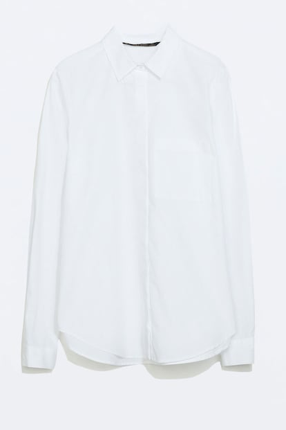  

	9. Camisa blanca
	

	Un clásico. Además de lucirla con falda o pantalón, funciona muy bien debajo de jerseys y sudaderas. Esta es de Zara y cuesta 25,95 euros.