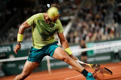 El español trata de llegar a una derecha de Zverev, intratable en el inicio de partido en París. Nadal padece una osteocondritis del escafoides, una lesión degenerativa que debilita el hueso y la articulación, para la que no existe una cura efectiva.