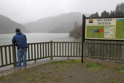 Un hombre observa la zona del embalse de Ibai-Eder en Azpeitia donde fue localizado el cadáver de Amaia Azkue.