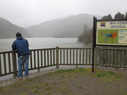 Un hombre observa la zona del embalse de Ibai-Eder en Azpeitia donde fue localizado el cadáver de Amaia Azkue.