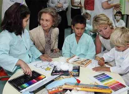 La Reina Sofía y Esperanza Aguirre, con dos de los niños en el Hospital Infantil de La Paz.