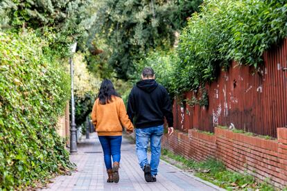 Luis y Carolina, cuya hija ha acudido al SAAT de Madrid durante un año, a su salida de la sesión de terapia en Madrid.