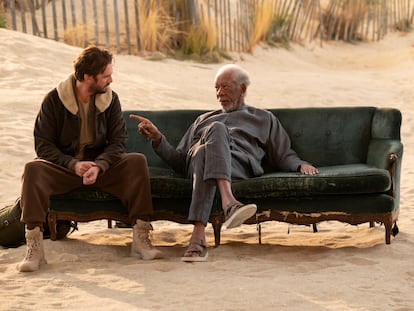 Dan Stevens y Morgan Freeman, en un capítulo de 'Solos'.