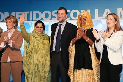 Rajoy, Aguirre y Pastor junto a la saharaui Zara Ramdam y la mauritana Djeinaba N'Diaye, en la convención del PP <i>Sí a la mujer</i>.