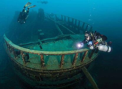 Buceo entre el pecio de un naufragio.