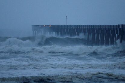 Vista de las olas rompiendo en un muelle de Panama City Beach, Florida, antes de la llegada del huracán Michael.