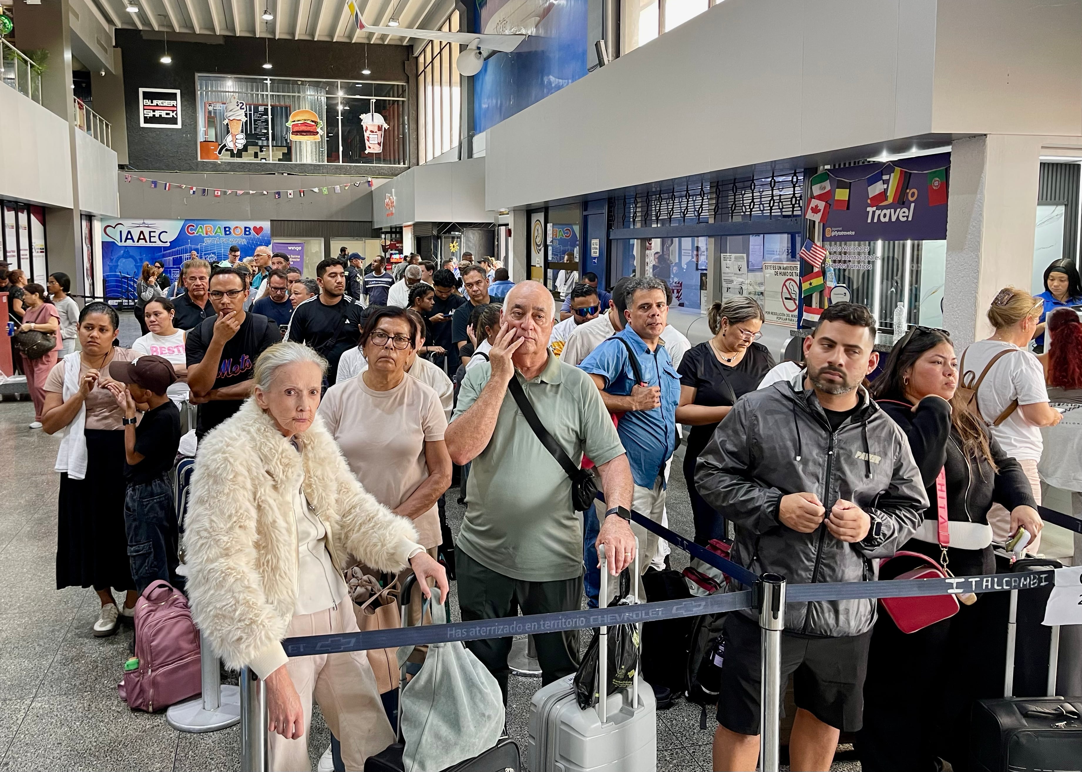 Filas de pasajeros en el aeropuerto de Valencia (Venezuela), el 3 de julio.