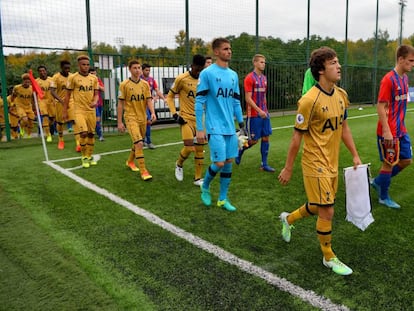 Los equipos del CSKA y el Tottenham en un partido de la Youth League.