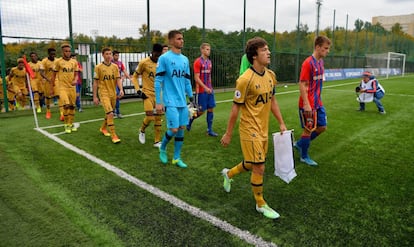 Los equipos del CSKA y el Tottenham en un partido de la Youth League.