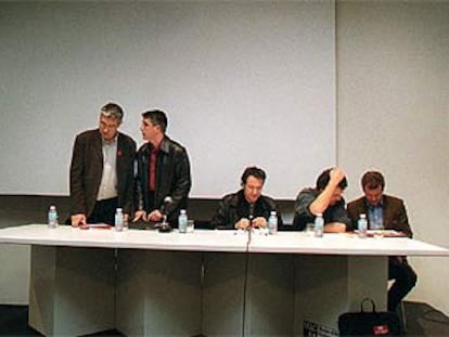 De izquierda a derecha, Florenci Guntín (artistas), Norbert Tomàs (fotógrafos), Arnal Ballester (diseñadores), Perico Pastor (VEGAP) y Javier Gutiérrez Vicén (Fundación Arte y Derecho).