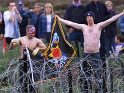 <b><font size="2">Un millar de manifestantes protestantes se enfrentan al Ejército por impedirles desfilar</b></font><p>