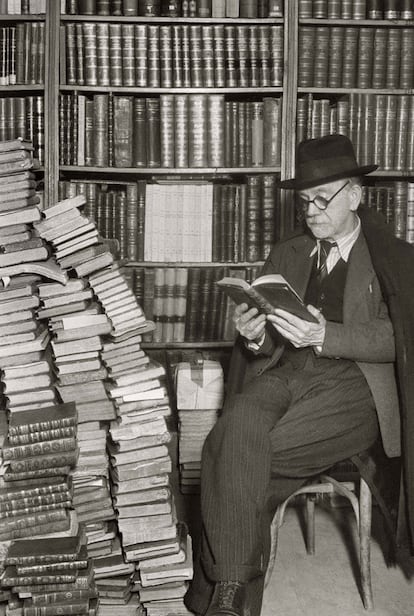 Pío Baroja, en una librería de lance, el 11 de octubre de 1941.