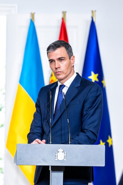 El presidente del Gobierno, Pedro Sánchez, escucha al presidente de Ucrania, Volodímir Zelenski, durante una rueda de prensa este lunes en el palacio de La Moncloa.