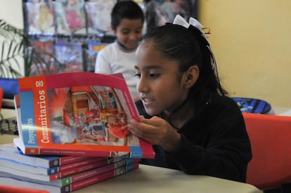 Una alumna revisa su nuevo libro de texto, el 28 de agosto de 2023 en Ciudad de México.