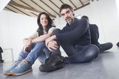 Chloé Brûlé y Marco Vargas, en el estudio donde ensayan en Sevilla.