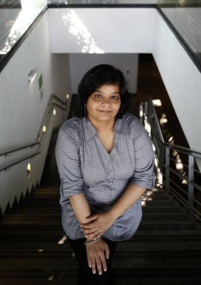 Manjula Pradeep, feminista india, posa en La Casa Encendida (Madrid).
