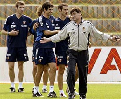 Romero, Puyol, Valerón y Helguera, junto a Camacho.