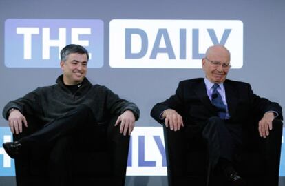 Rupert Murdoch y el vicepresidente de Apple, Eddy Cue, presentan 'The Daily'.