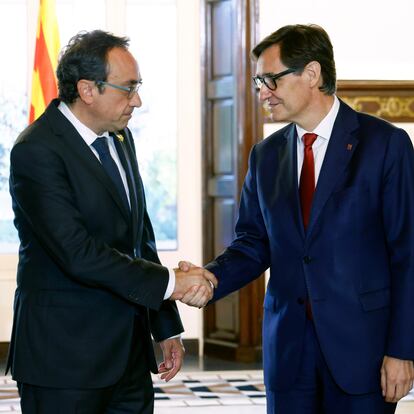 GRAFCAT7108. BARCELONA, 06/08/2024.- El presidente del Parlament, Josep Rull (i), se reúne con el primer secretario del PSC, Salvador Illa (d), en el marco de la ronda de consultas con los líderes parlamentarios previa al debate de investidura de Illa como nuevo presidente catalán. EFE/Quique García
