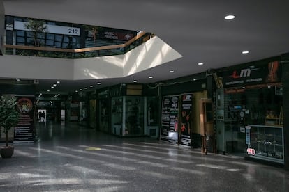 El interior del local de música 'Crown Plaza' en Santiago, muestra un ambiente vacío, en octubre de 2024.