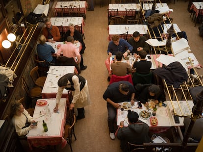 El comedor a tope de gente durante el servicio de comida en el Bouillon Chartier de París. 