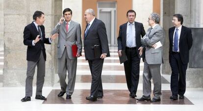 El presidente regional, Ignacio Gonz&aacute;lez, con algunos de los rectores madrile&ntilde;os el pasado octubre.