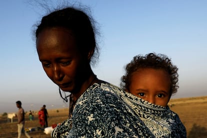 Una mujer etíope fotografiada junto a su hijo, cerca de la frontera con Sudán