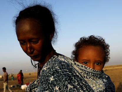 Una mujer etíope que huyó del conflicto en la región del Tigray, en el norte del país, fotografiada junto a su hijo, cerca de la frontera con Sudán, en noviembre de 2020.