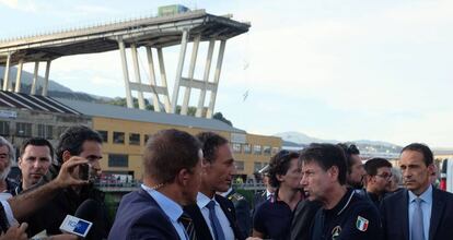 El primer ministro italiano, Giuseppe Conte, visita el lugar del colapso del puente Morandi en G&eacute;nova. 