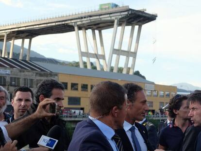 El primer ministro italiano, Giuseppe Conte, visita el lugar del colapso del puente Morandi en G&eacute;nova. 