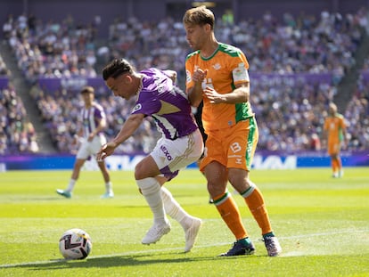 Roca Mesa protege el balón ante Sergio Canales.