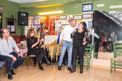Carlos y Carmela, interpretando la canción 'Te he conocido por tu forma de sentarte', en el local La Reja de Vallecas.
