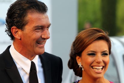 El actor malagueño Antonio Banderas y la actriz tejana de origen mexicano Eva Longoria celebraron ayer en Marbella una cena a beneficio de sus respectivas fundaciones. Cada comensal pagó por un mínimo de 1.000 euros. El precio subía en función del personaje famoso con el que se compartiera mesa. La posible presencia de Michelle Obama disparó las peticiones de asistencia a un acto en el que Longoria mezcló el inglés y el español para calmar sus nervios por estar en <i>the mother country</i>.