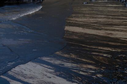 Restos de petróleo en la playa de Ventanilla. La Marina no emitió en Perú una alerta de tsunami como lo hicieron oportunamente el sábado las autoridades en Ecuador y Chile, y solo por la noche comunicó la posibilidad de “oleajes anómalos”.