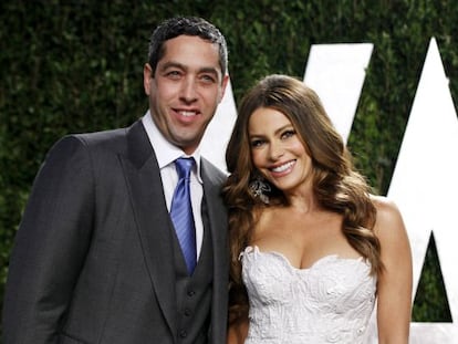 La actriz Sofía Vergara y su entonces pareja Nick Loeb, en la fiesta post Oscar de 'Vanity Fair' de 2012.