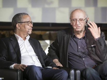 Yasmina Khadra (izquierda) y Petros Márkaris, dialogando ayer en el festival BCNegra.