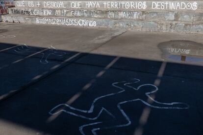 Le dicen el “Chernóbil chileno”. La bahía de Quintero-Puchuncaví, a 47 kilómetros de la turística ciudad de Valparaíso, es un espacio insalubre en el que se concentran 18 grandes fábricas a lo largo de la playa. La fotógrafa chilena Sofía Yanjarí recorrió esas costas contaminadas en dos ocasiones, a finales de junio y mediados de julio, para mostrar la vida cotidiana en esa franja del litoral chileno. En la imagen, dibujos y frases pintadas en la plaza principal de la ciudad de Ventanas en la comuna de Puchuncaví.