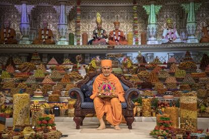 El gurú Mahant Swami Maharaj lidera un servicio de Diwali en Neasden Temple en Londres. Es el mayor templo hindú fuera de la India y acoge en la celebración anual de Diwali a aproximadamente 835.000 hindúes residentes en Gran Bretaña. 
