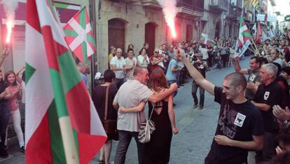 El preso de ETA Xabier Ugarte, a su llegada a Oñate.