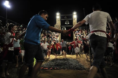 Los pasadores bailan alrededor de la hoguera en el pueblo soriano de San Pedro Manrique.