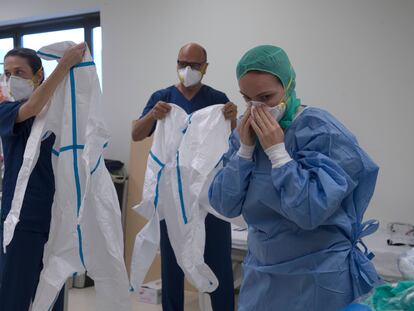 Sanitarios se protegen para tratar a un paciente de coronavirus en el hospital Los Arcos de San Javier (Murcia).