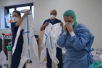 Healthcare personnel don protective gear at Los Arcos de San Javier hospital in Murcia.