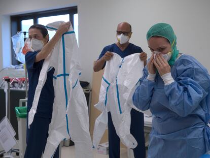 Healthcare personnel don protective gear at Los Arcos de San Javier hospital in Murcia.