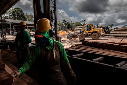 Trabajadores en un aserradero cerca de Jacamin, en el Estado de Pará, en mayo de 2023.
