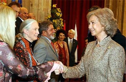 El Príncipe y la Reina han encabezado la recepción oficial celebrada esta mañana a los galardonados en la ciudad asturiana. Doña Sofía saluda en la imagen a la Joanne Kathleen Rowling (izquierda) y a Jane Goodall, premio Príncipe de Asturias de la Investigación Científica y Técnica.